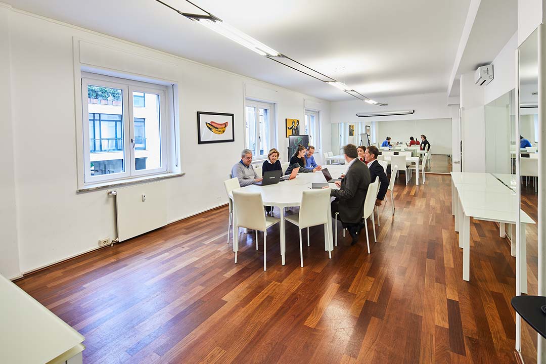 ufficio open sala riunione tavolo lungo custom spazi esclusivi