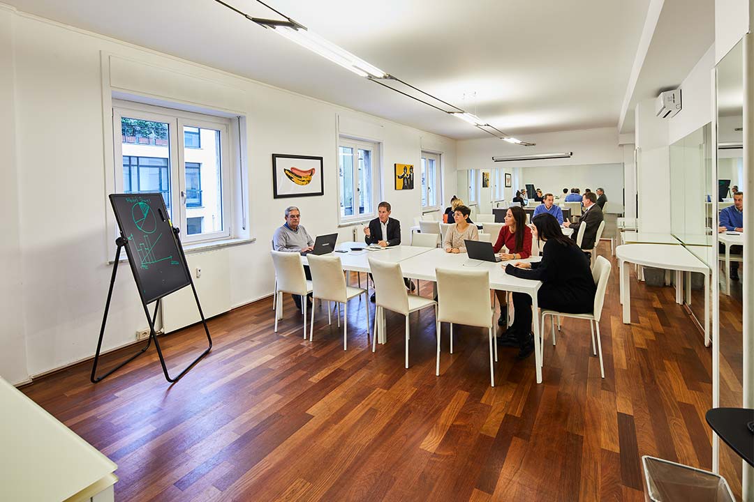 ufficio open tavoli individuali riunione spazi esclusivi