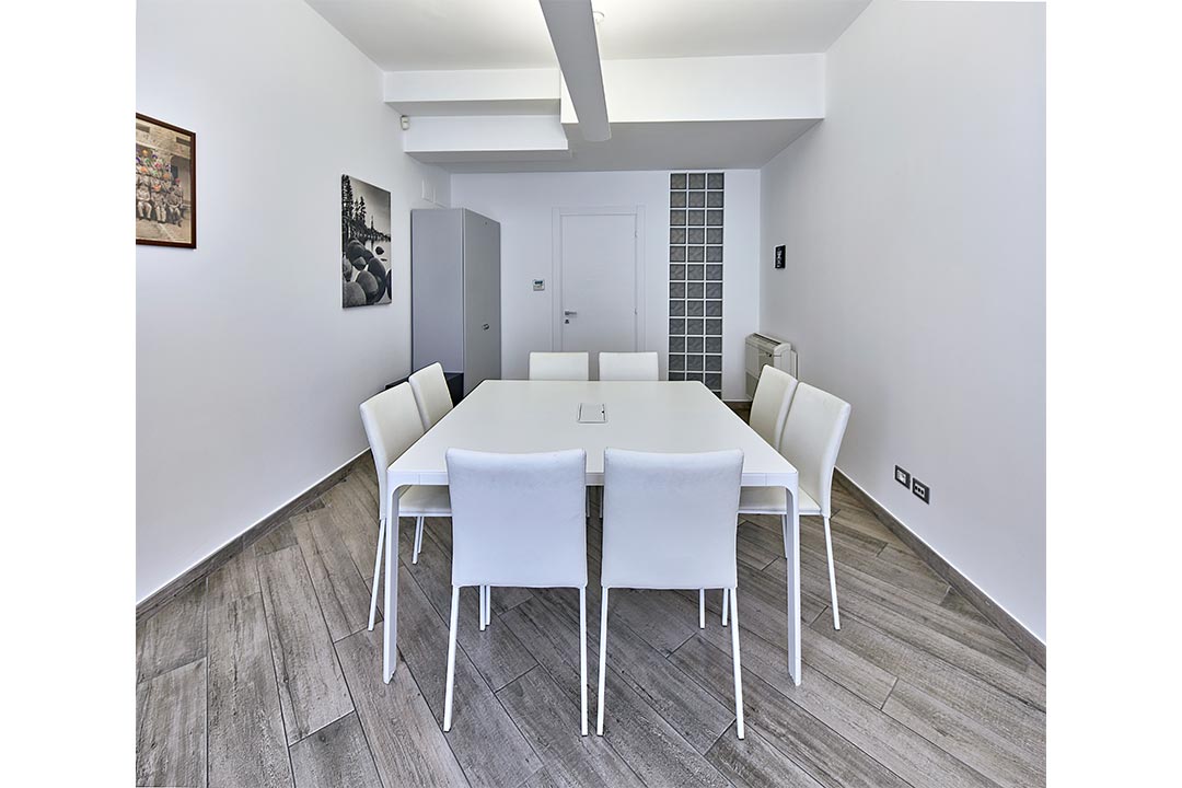 ufficio studio  ufficio stile minimal tavolo bianco illuminazione spazi esclusivi